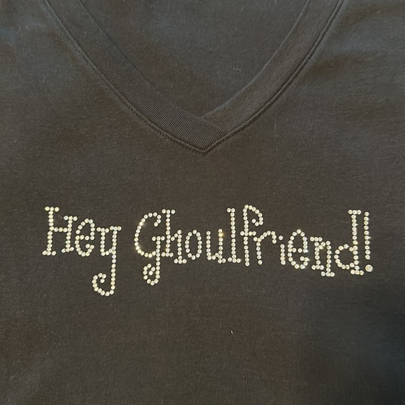 “Hey Ghoulfriend” Halloween Tee - Picture 5 of 7